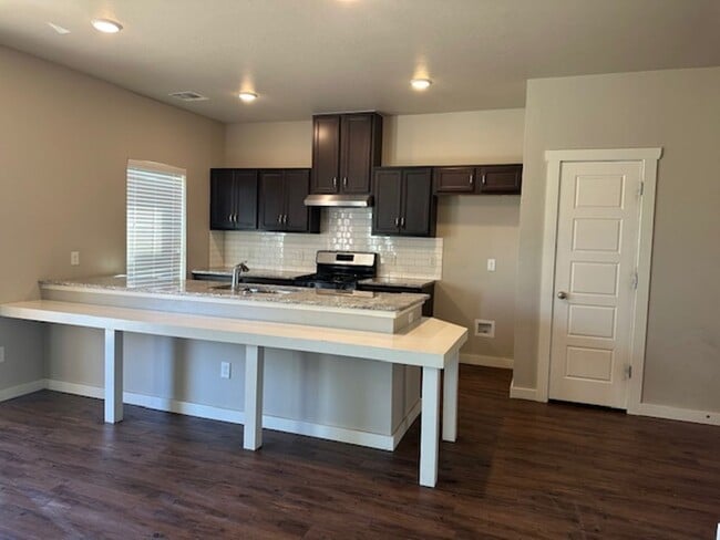 Building Photo - Beautiful 2 Story Duplex - Edmond Schools - Open Concept