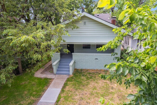 Building Photo - 631 SW Lindenwood Ave