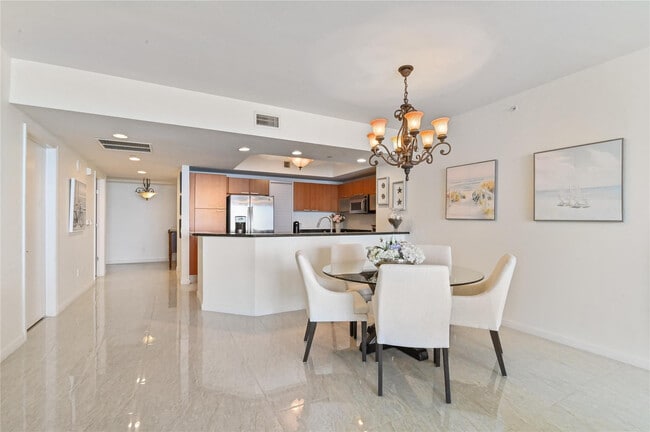 Building Photo - 2650 Lake Shore Dr