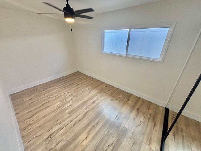 Building Photo - Fully Renovated 2bd/1ba! Just a block from...