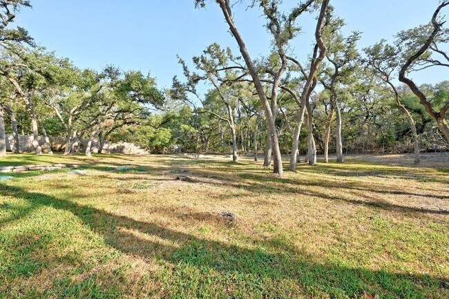 Building Photo - Luxury Living in the Heart of Nature!