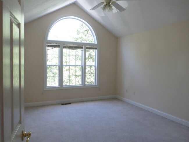 Building Photo - 4 bedroom 3 bath Townhouse