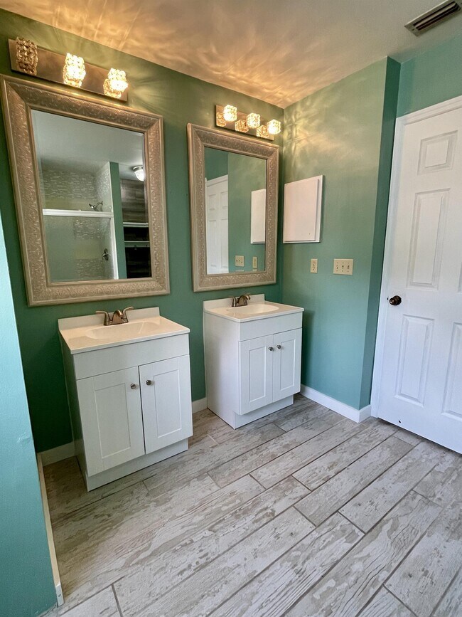 Building Photo - 5610 29th St Cir E