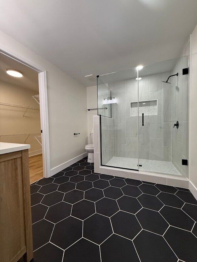 Building Photo - 5 Bed 3 bath in Atlanta!