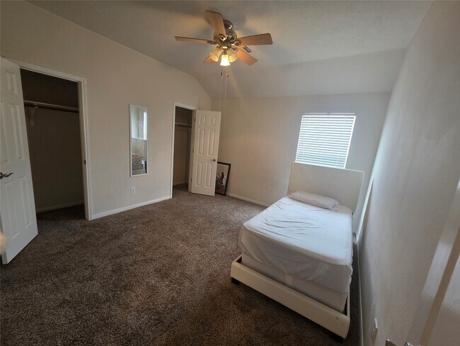 Building Photo - 2715 Riverhollow Ln