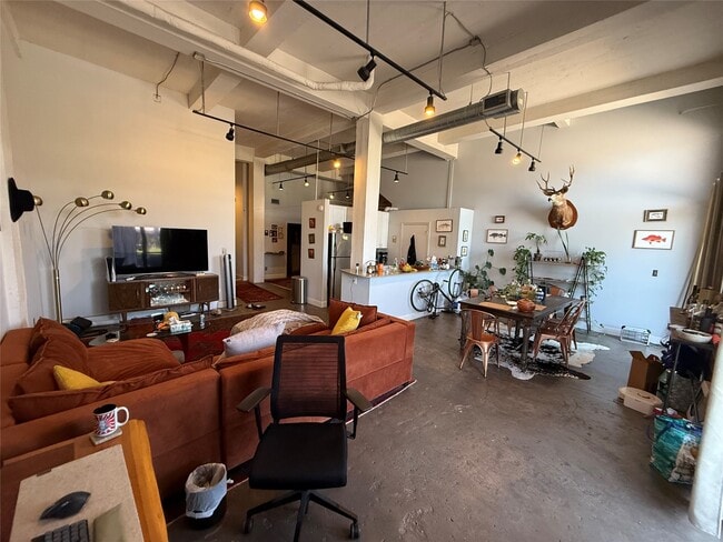 Building Photo - 915 N San Jacinto St