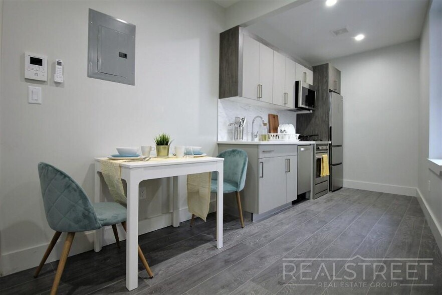 Building Photo - Stunning 1 Bed Near Prospect Park