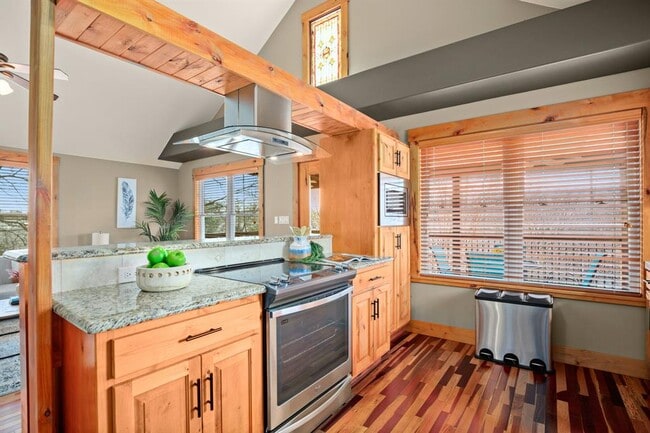 Building Photo - 912 E 51st St