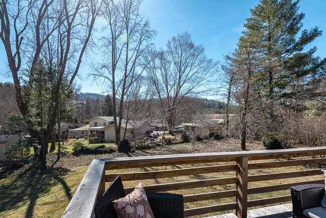 Building Photo - Unfurnished Beaverdam Home - All One Level