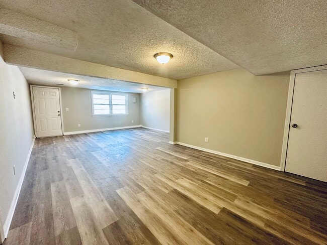 Building Photo - {1811} Updated duplex with great natural light and tons of space + Recently Renovated + Stainless...