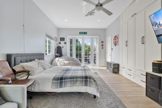 Building Photo - Northeast 5th Avenue Road, Miami Shores, FL 33138 - 5 BR 4 BA single-family home