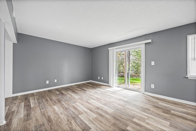 Building Photo - Convenient 1 Bedroom, 1 Bath first-floor condo located in Pawtuckett on the Green near the airpor...