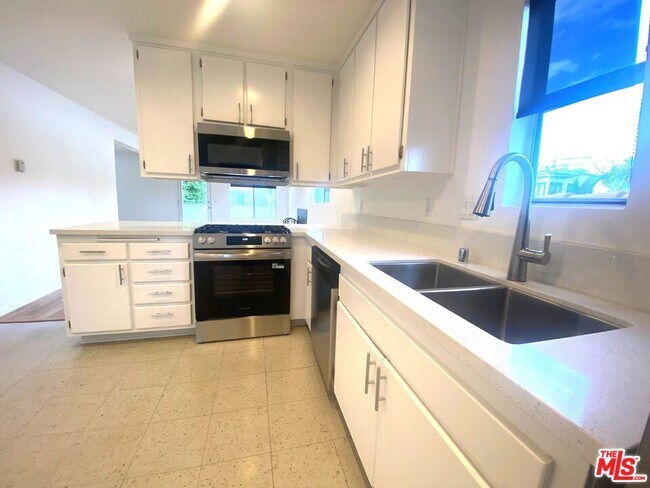 Building Photo - 504 Altair Pl