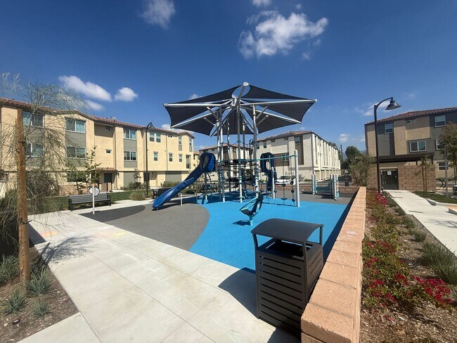 Building Photo - Two-bedroom, two-and-a-half-bath tri-level townhouse located in Arcadia, CA