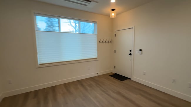 Building Photo - Elegant Townhome with modern architectural design Located in the Brentwood Neighborhood