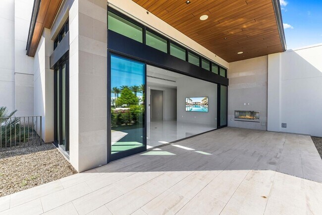 Building Photo - 6587 N Palmeraie Blvd