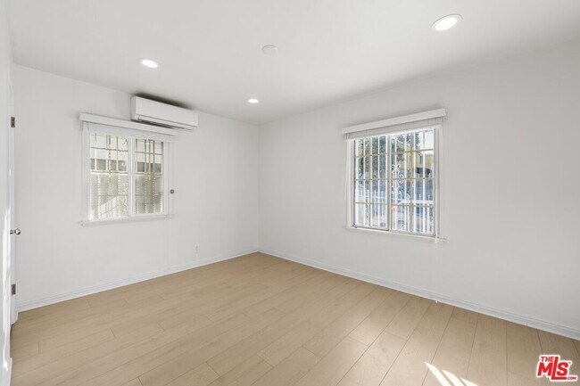 Building Photo - 1128 Irolo St