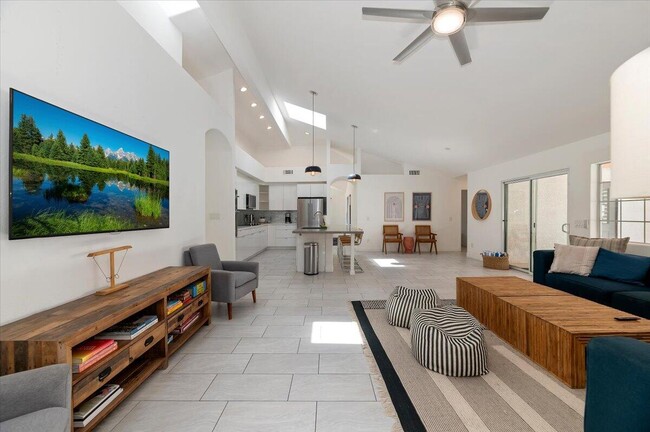 Building Photo - 53245 Avenida Martinez