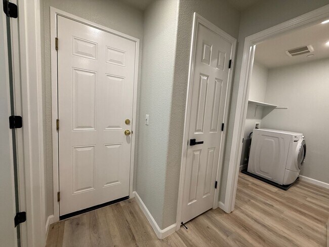 Building Photo - Lovely Laguna Pointe Condo!