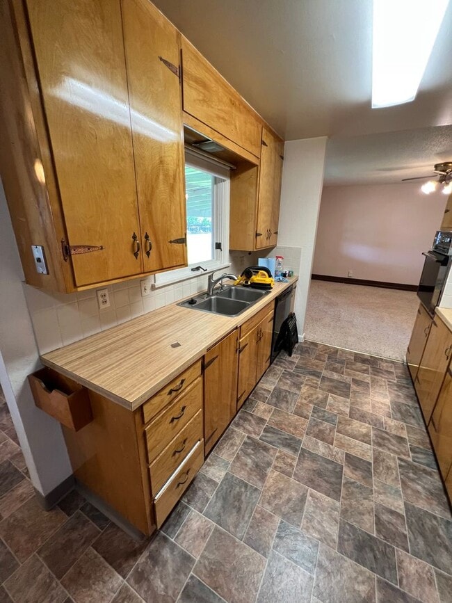 Building Photo - 429 E Pine St