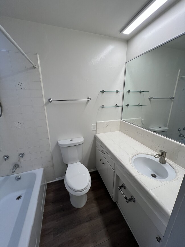 Full Bathroom - 1944 Maple Ave