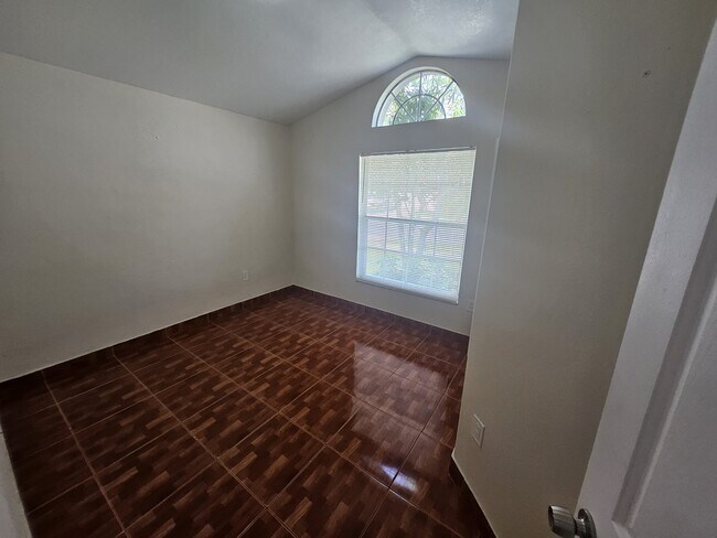 Building Photo - 536 Eagle Pointe S