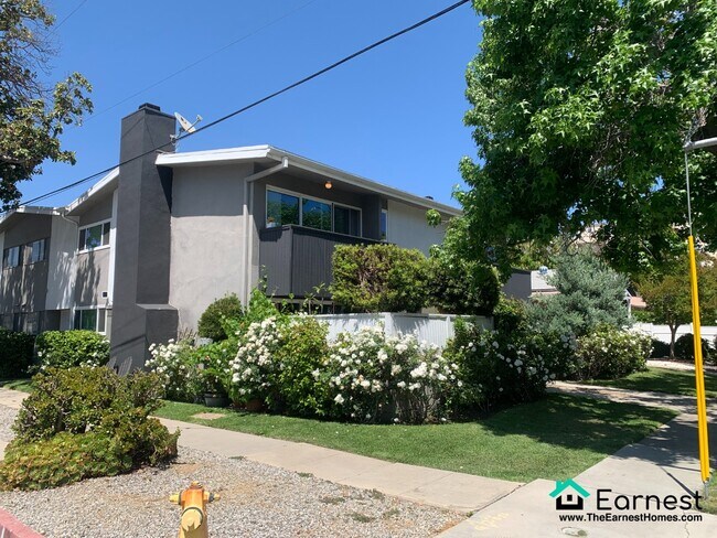 Building Photo - Spacious & Updated 2-Bedroom Unit in Studi...