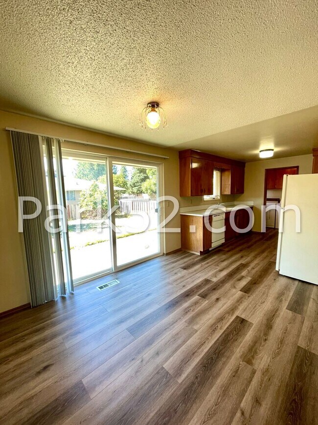 Building Photo - 1402-1404 N Orchard St