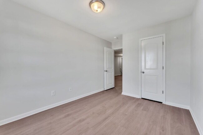 Building Photo - Stylish 3BR, 2.5BA Townhome with Loft and ...