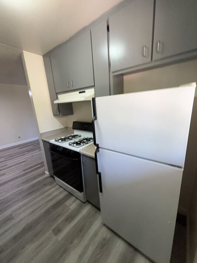 Building Photo - 2 bedroom 1 bath upstairs 4-Plex unit