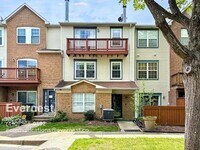 Building Photo - Spacious 3-Bedroom Condo with Balcony and ...