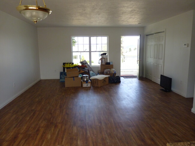 Open floor plan livingroom/dining/kitchen - 1190 Ross Ave