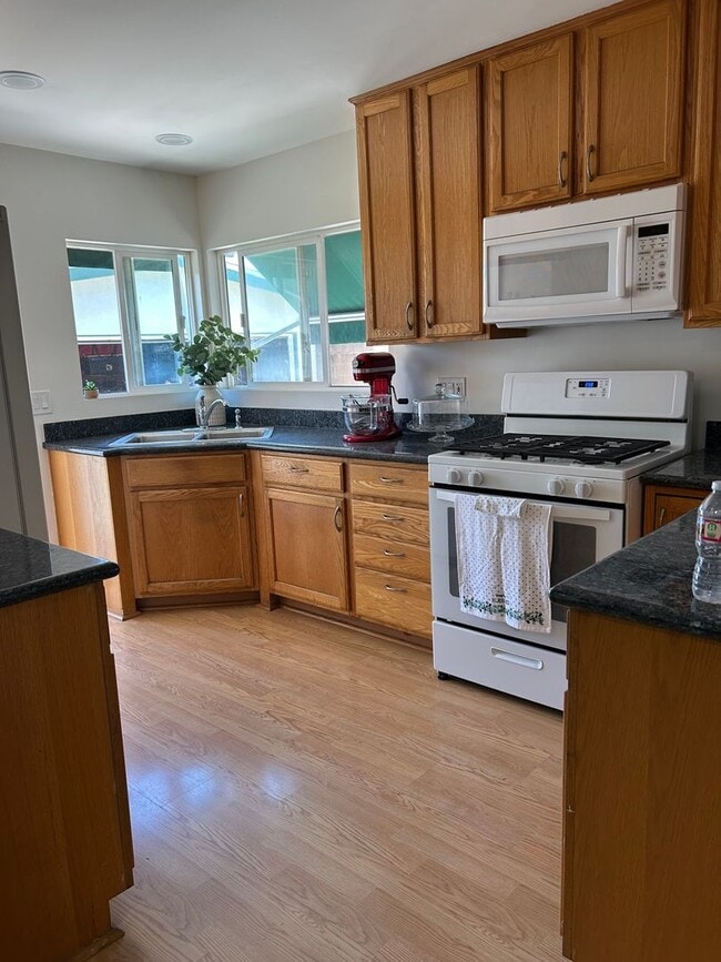 Building Photo - Beautiful 3 Bedroom 2 Bath !!