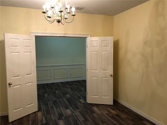 Building Photo - 1300 Rosewood Ln