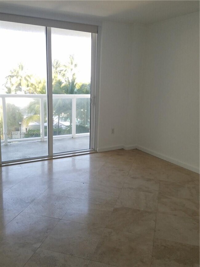 Building Photo - 2457 Collins Ave