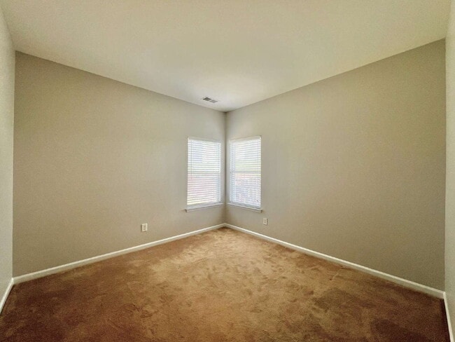 Building Photo - SPACIOUS 3 BEDROOMS!