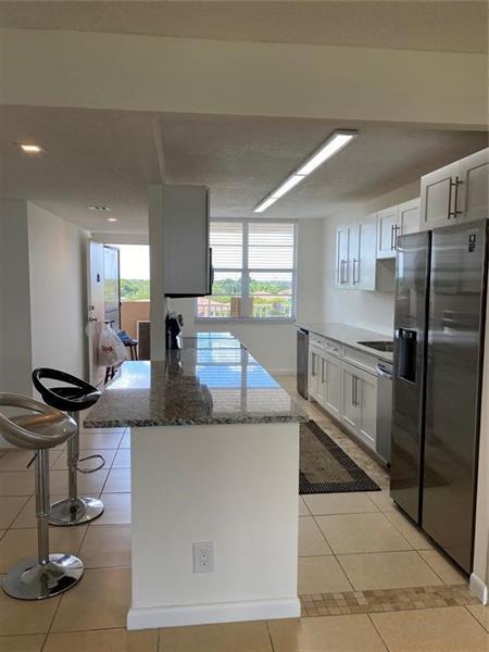 Building Photo - 250 Jacaranda Dr