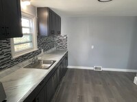 Building Photo - Newly renovated 5 bedroom single family ho...