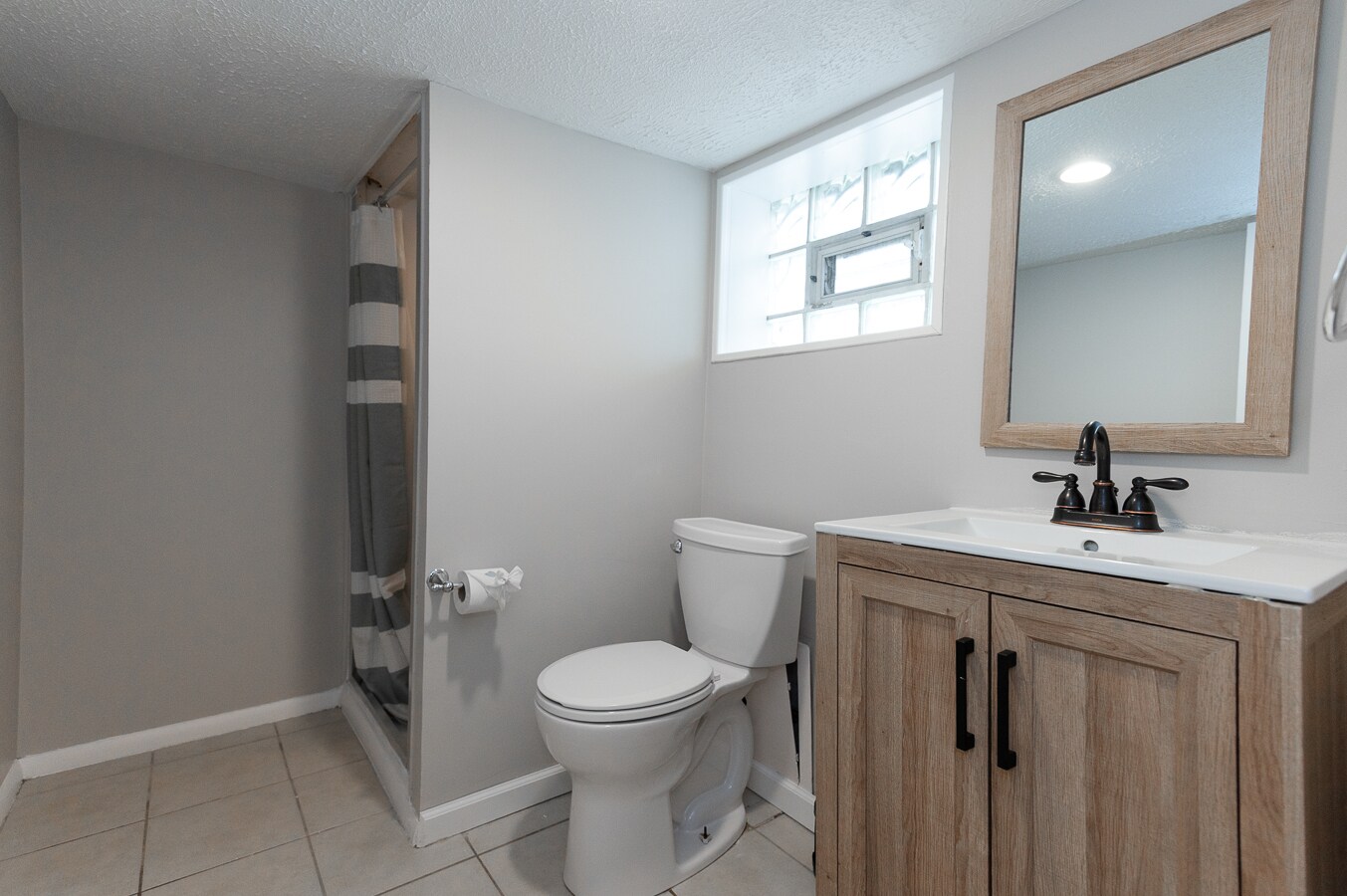 Building Photo - 223 E Pennview St