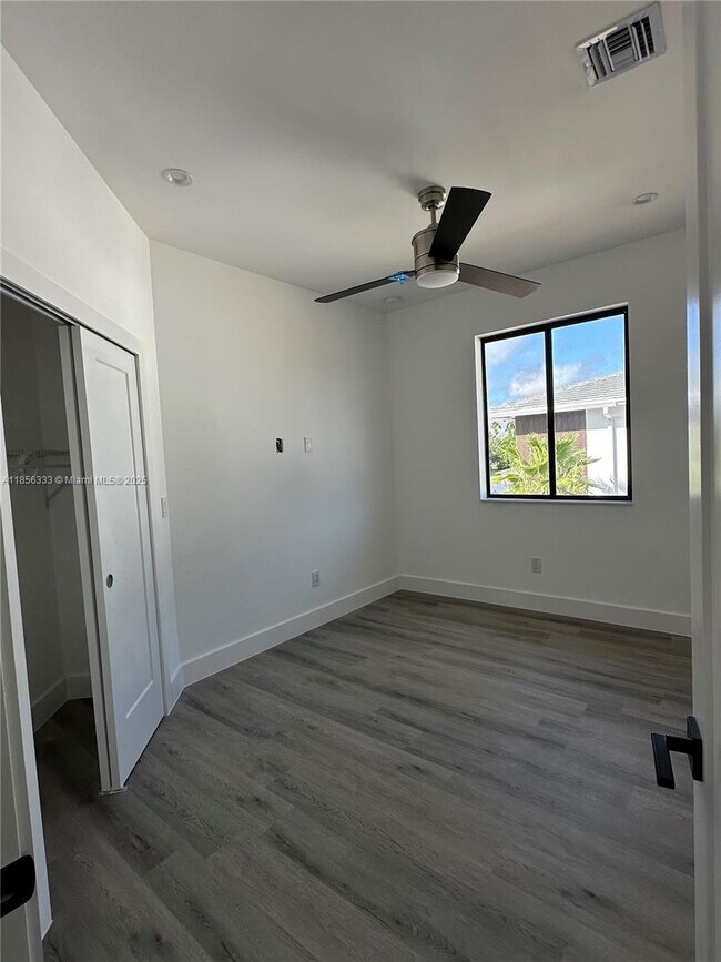 Building Photo - 4627 SW 32nd Ave