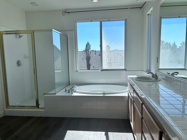 Building Photo - Beautiful Four Bedroom Home in Sacramento