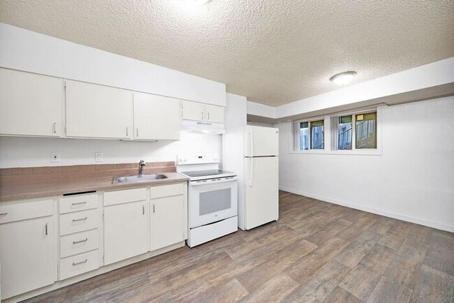 Building Photo - FIRST MONTHS RENT FREE! 2 bedroom 1 bath!!