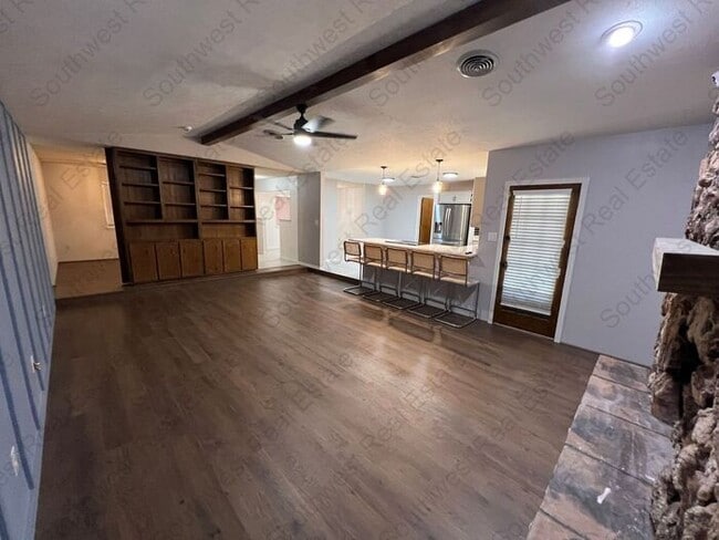 Building Photo - Spacious 4 Bedroom 2.5 Bathroom Home