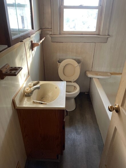 Building Photo - 228 Whitelaw Ave