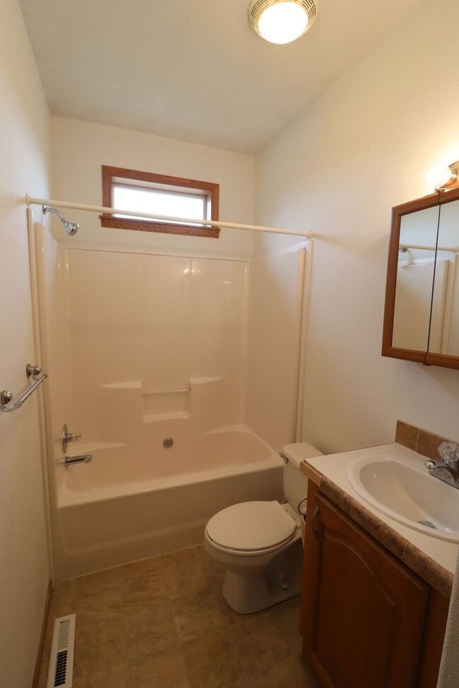 Building Photo - Spacious Town home for rent!