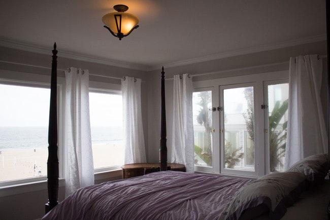 Queen Bed - Bedroom Ocean View - 804 The Strand