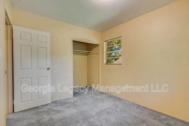 Building Photo - 65 Hughes St