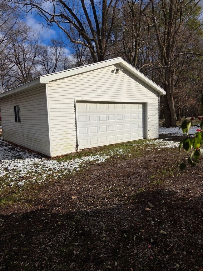 Building Photo - 4 Bed 2 Bath