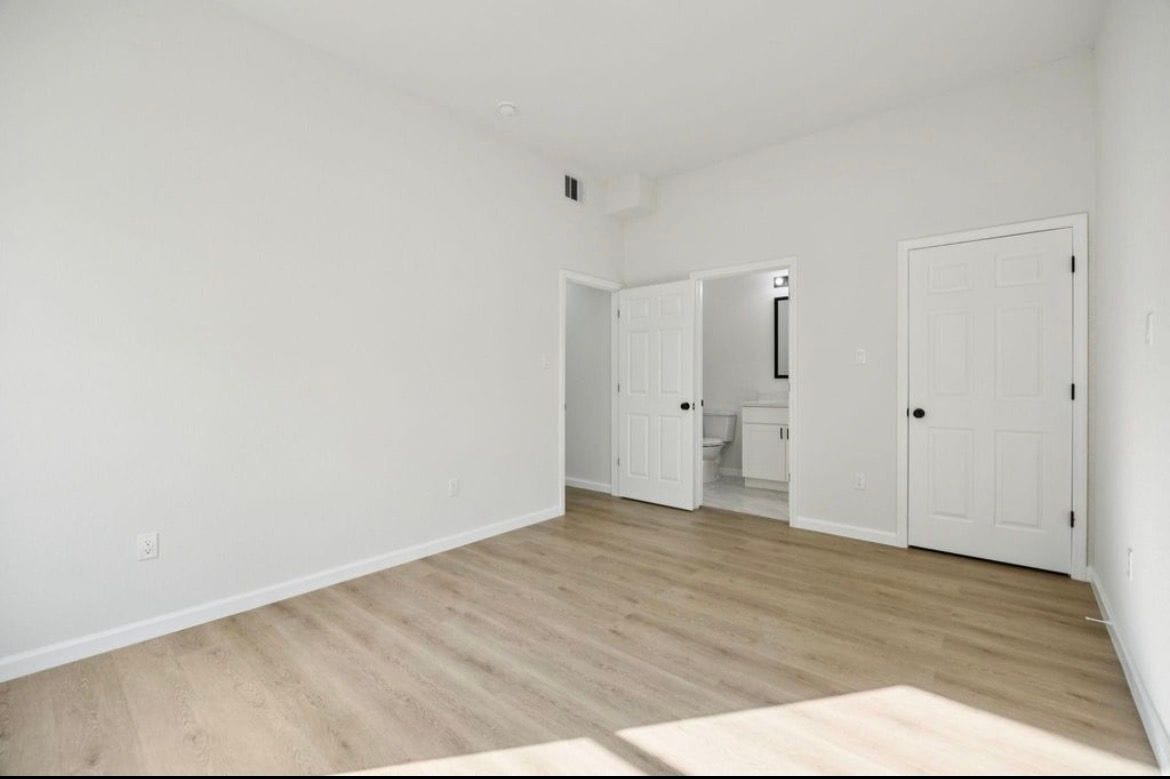 Building Photo - 422 New Hampshire St