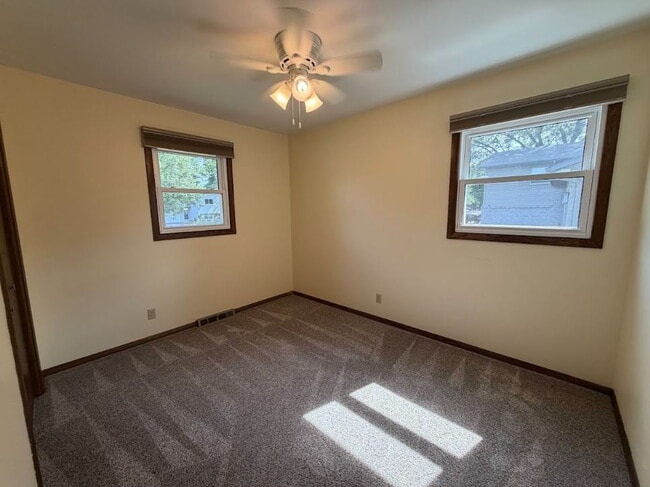 Building Photo - 3 Bedroom, 2.5 Bathroom Home with Fenced Yard & 2 Car Garage